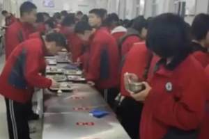 教育局回应“河北承德一学校学生站着吃饭”: 系自愿行为
