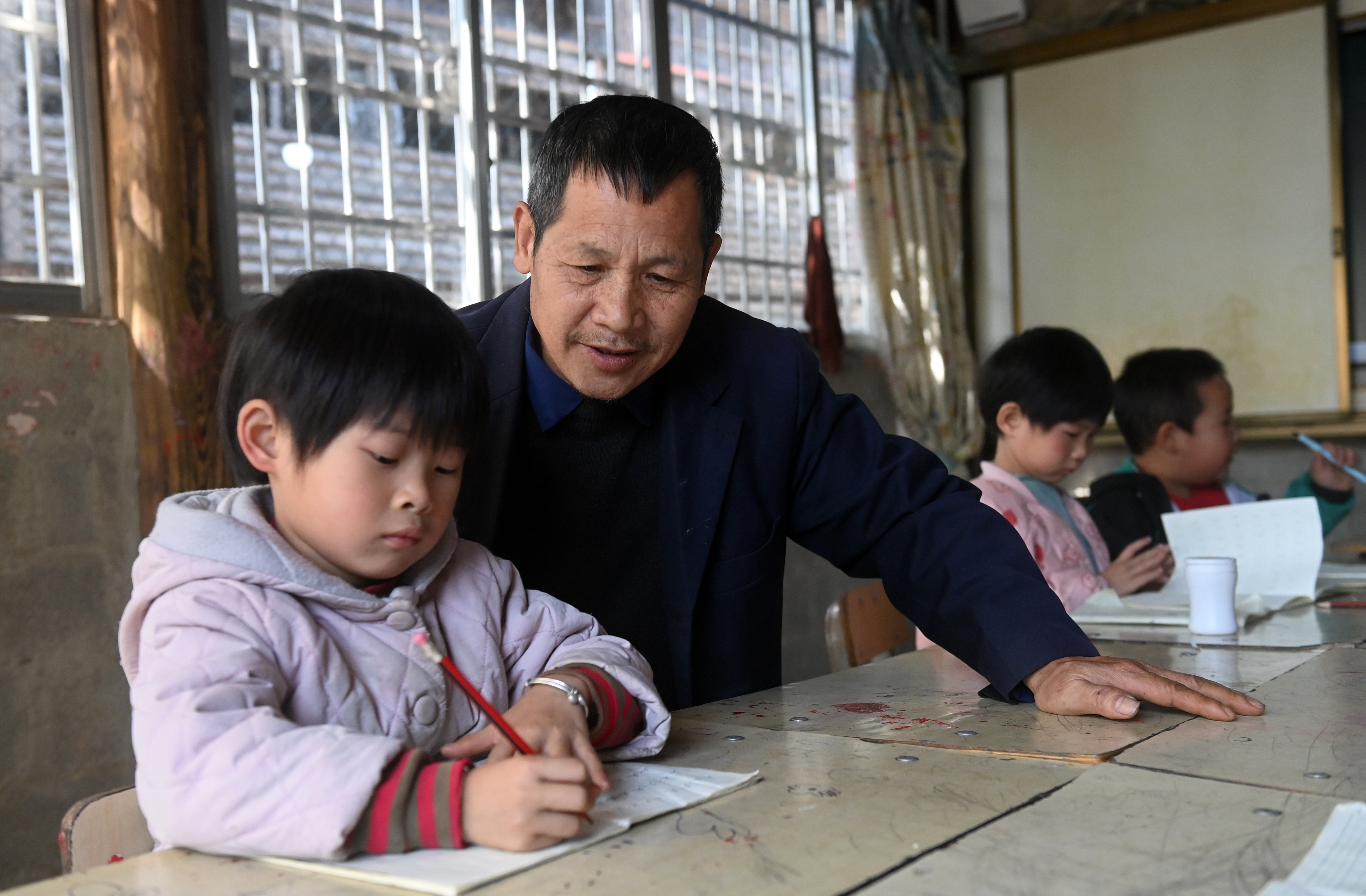 60岁·40年·6所学校: 一个退休教师的讲台不了情