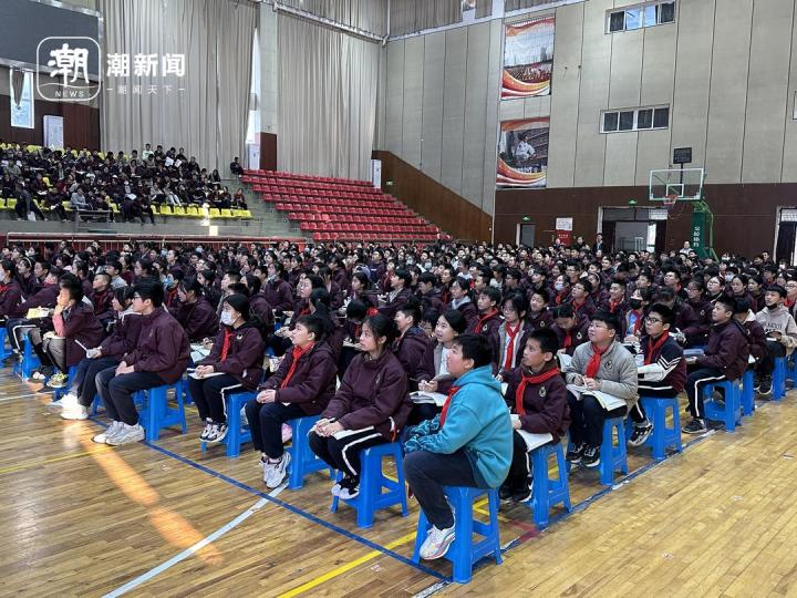 这所嘉兴的学校成立文学社, 同学们取名叫做“春泥”