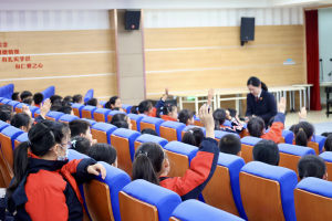 杭州: 法治副校长进校园开设“手腕上”的网络安全课堂