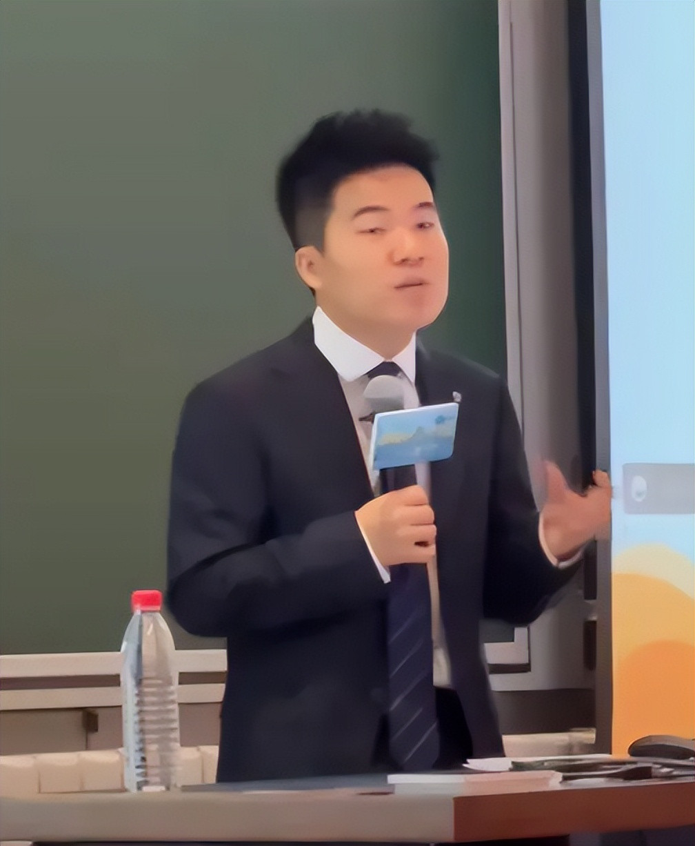 董宇辉现身清华大学, 全英文演讲获学生称赞, 举手投足尽显自信