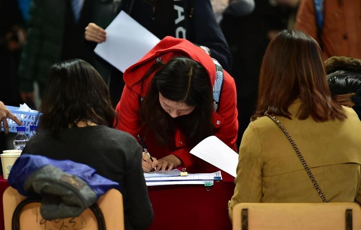 教育部下发通知, 这类大学生全部安排工作, 毕业就端“铁饭碗”