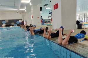 杭州游泳机构来了好多初三生, 好教练难求? 你会为孩子的体育中考报班吗?