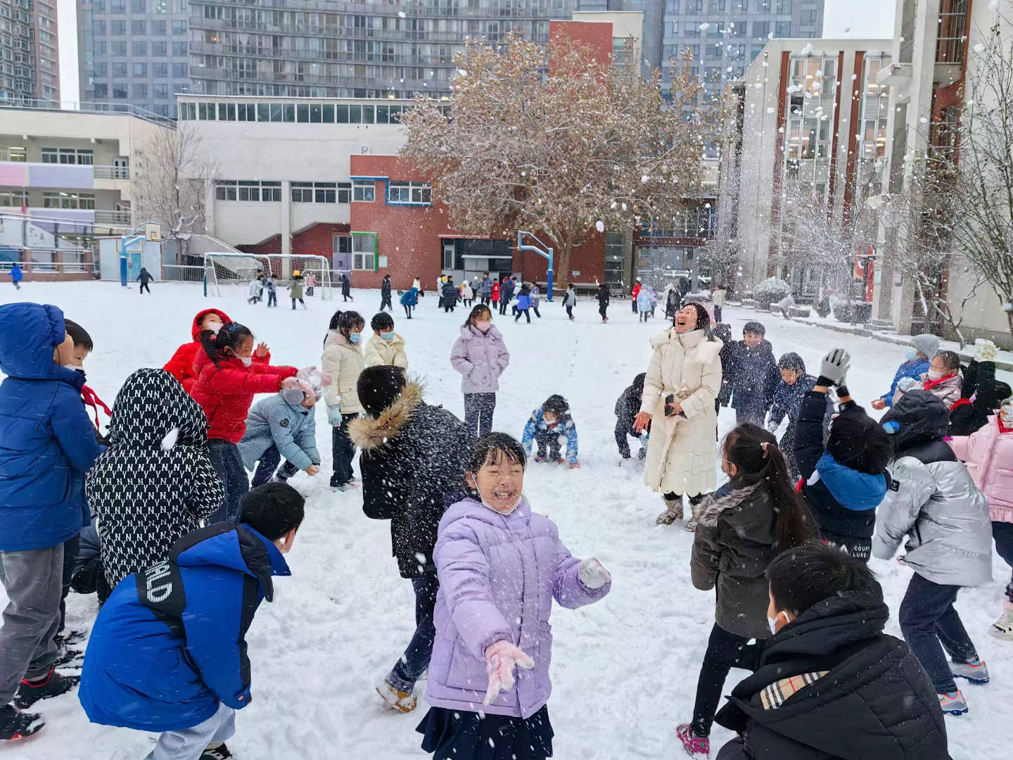 “今天的主要任务就是玩雪! ”