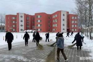 门头沟区军庄中心小学教职工积极参与入冬第一场雪清扫志愿服务