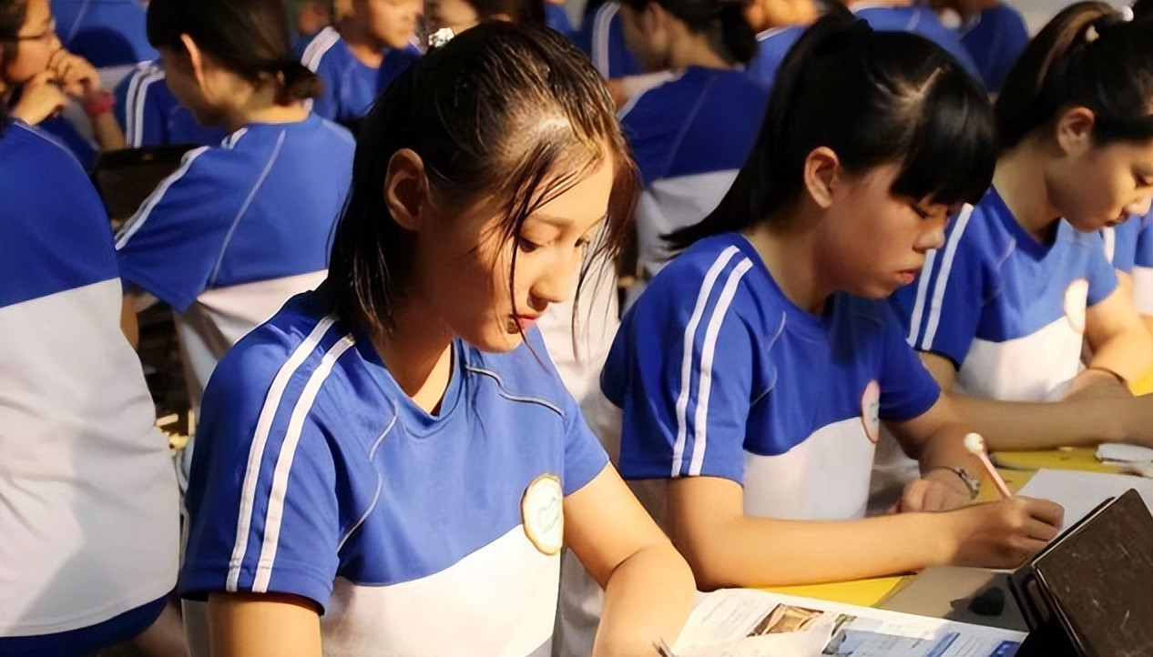 私立学校挤压学生潜力又出事! 贵州一女生入学三个月, 物理课后坠楼