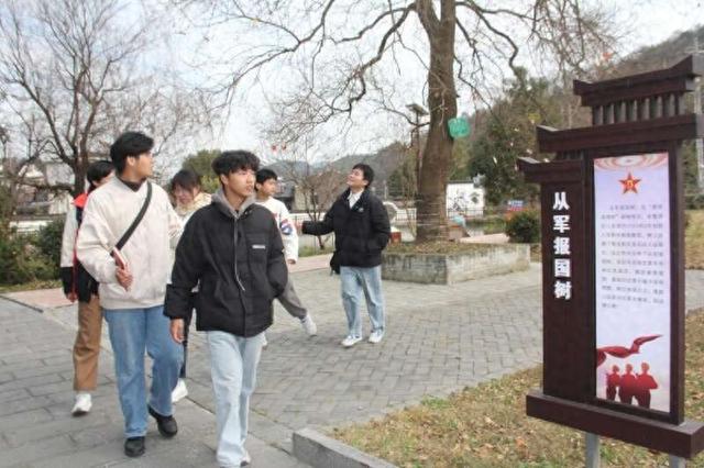 当社会实践大学生遇见“从军报国树”