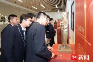 “致敬科技星斗”主题雕塑校园展“满月”啦! 南京一中学子在艺术浸润中感受科学之美