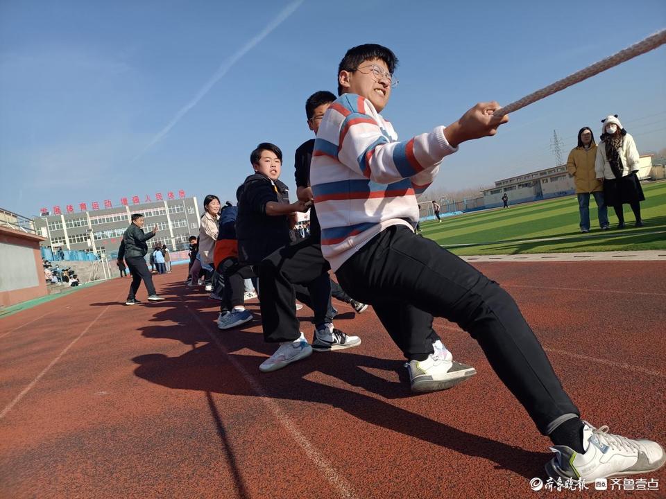 新泰市谷里镇初级中学举行拔河比赛