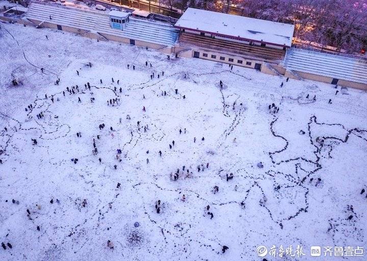 打雪仗、堆雪人, 雪中的山东师大操场成大学生狂欢节
