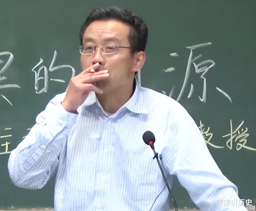 复旦教授王德峰上课吸烟! 遭众家长举报! 学生: 你们懂什么?