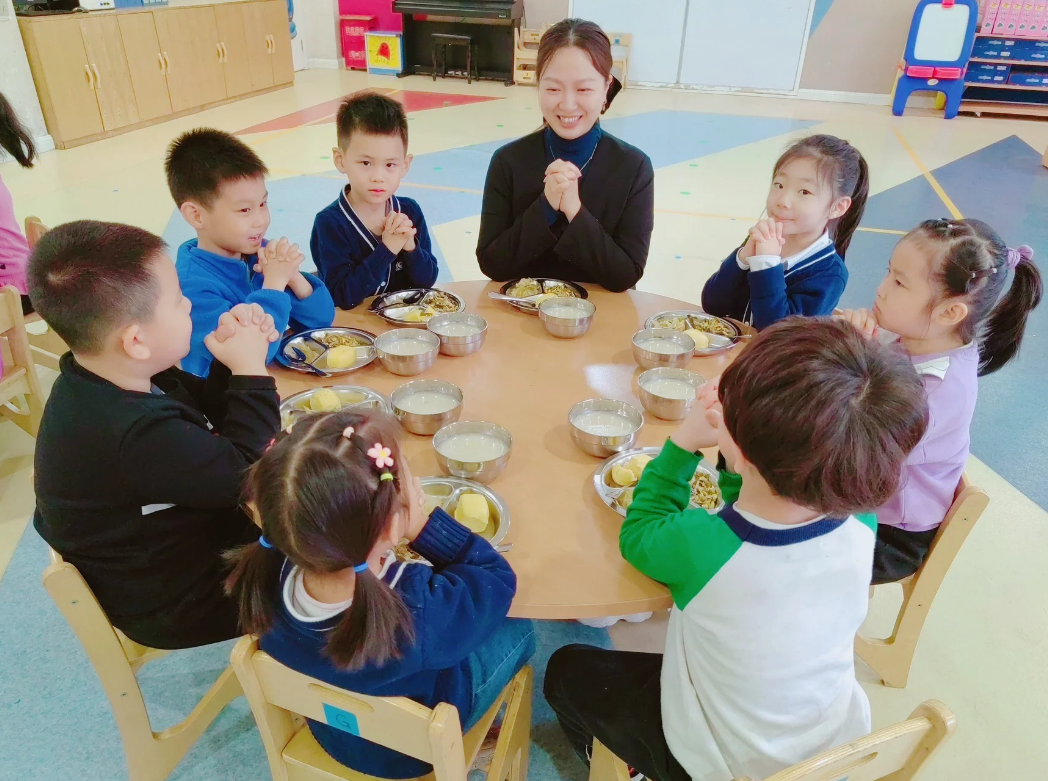 最严“陪餐制”来了, 老师自掏腰包陪学生吃饭, 评论区里很精彩