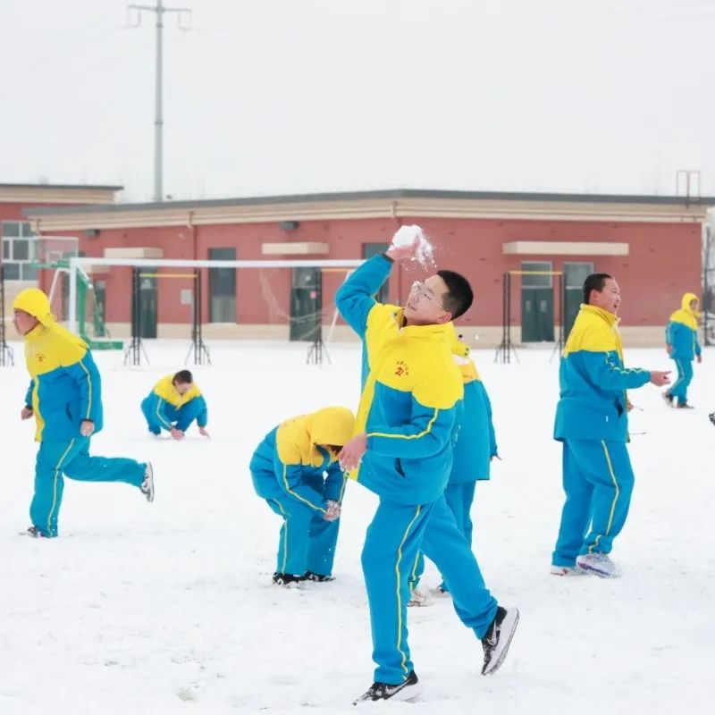 这里的老师开始带学生打雪仗了! 下雪了, 课间还能这么玩