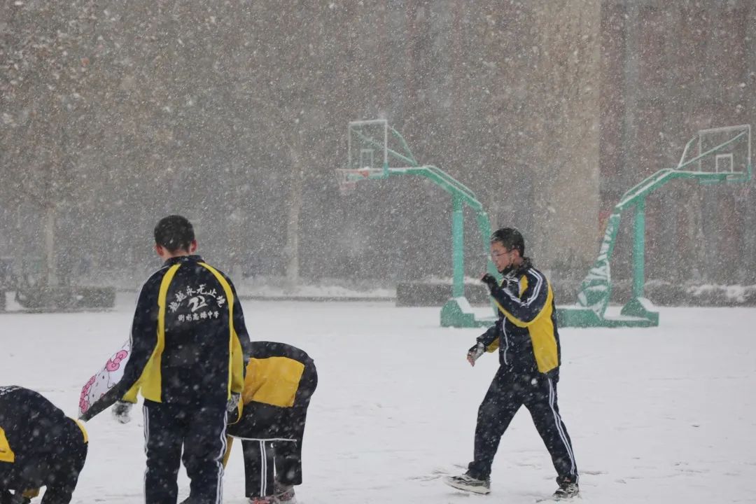 下! 雪! 啦! 安平志臻学子喊你打雪仗喽!