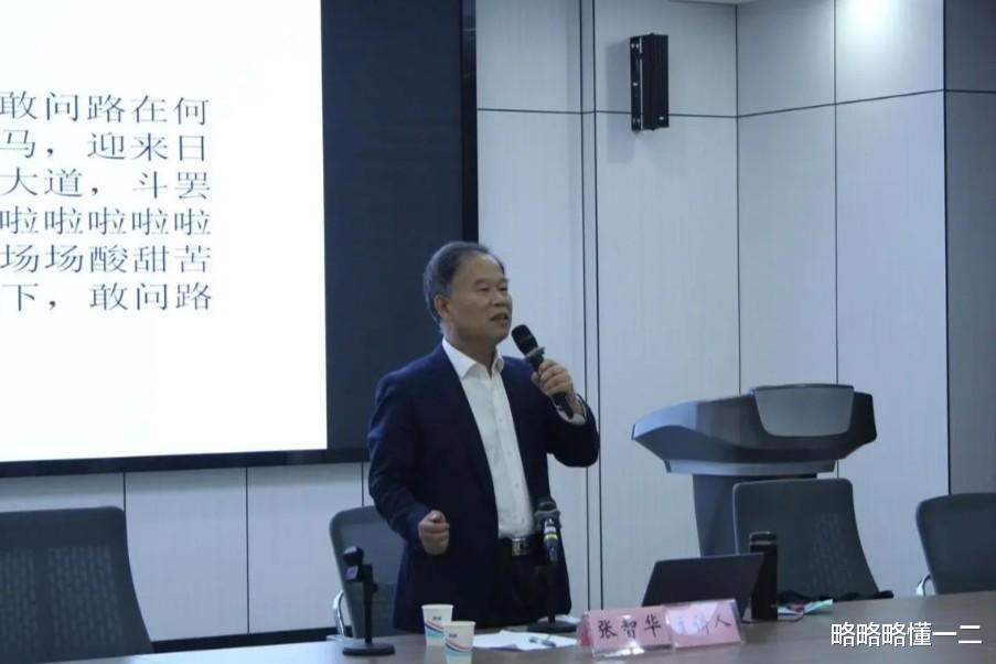 北师大老教授上课表演侧手翻: 徒儿听不懂课本? 为师倒也懂些拳脚