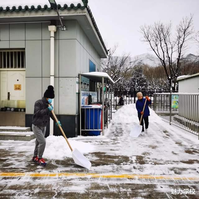 门头沟区城子小学清除积雪 为学生校园生活提供安全保障