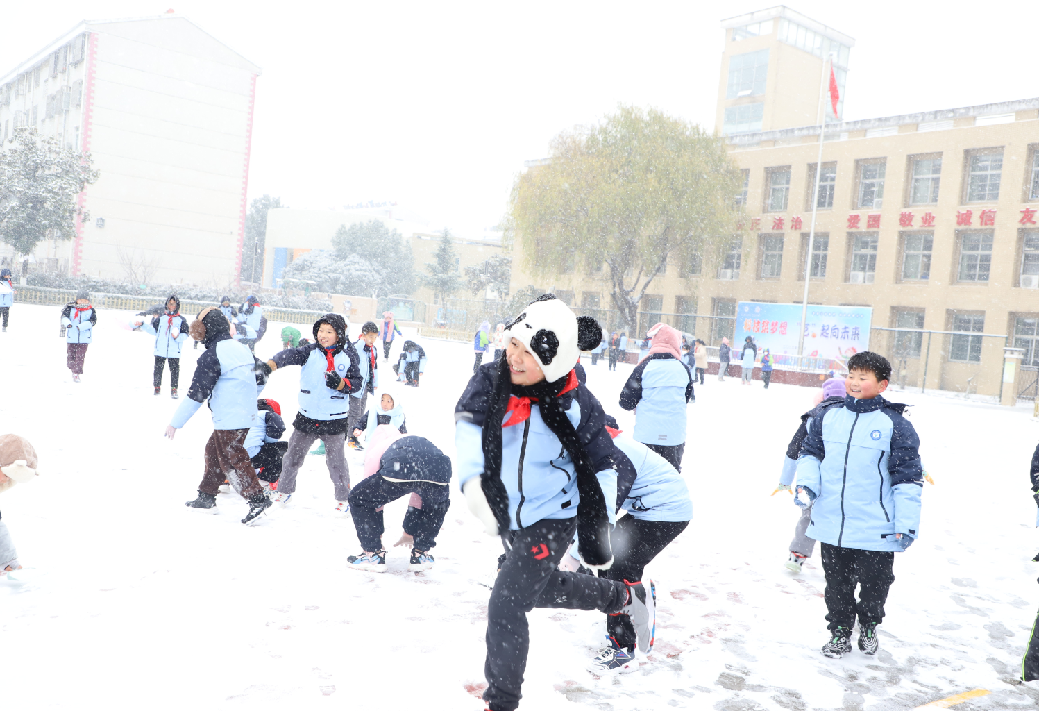 合肥这所小学的体育课 老师教娃们打雪仗