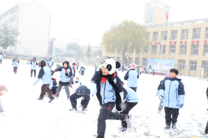 合肥这所小学的体育课 老师教娃们打雪仗
