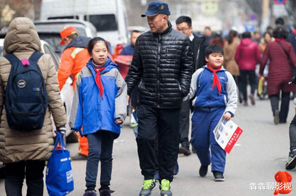 小学生接送, 初中生接送, 就连高中生都要接送, 这说明了什么?