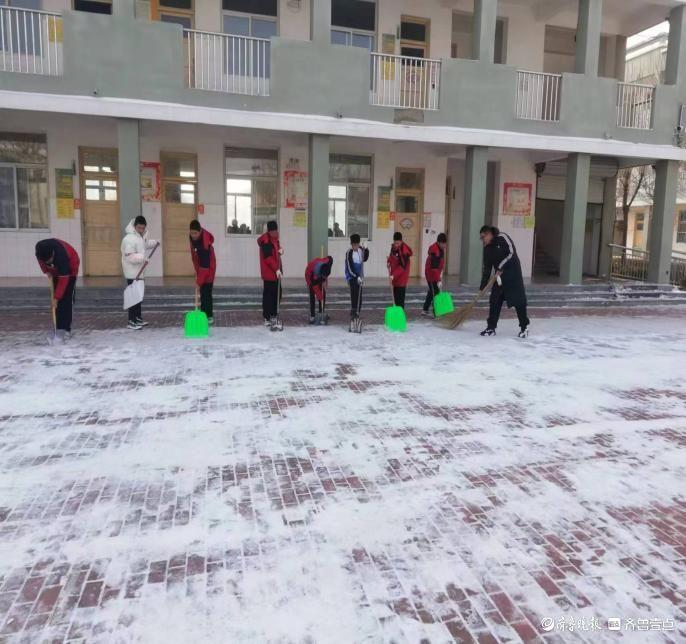 温情融积雪 爱意满校园——广平镇中心小学扫雪除冰在行动