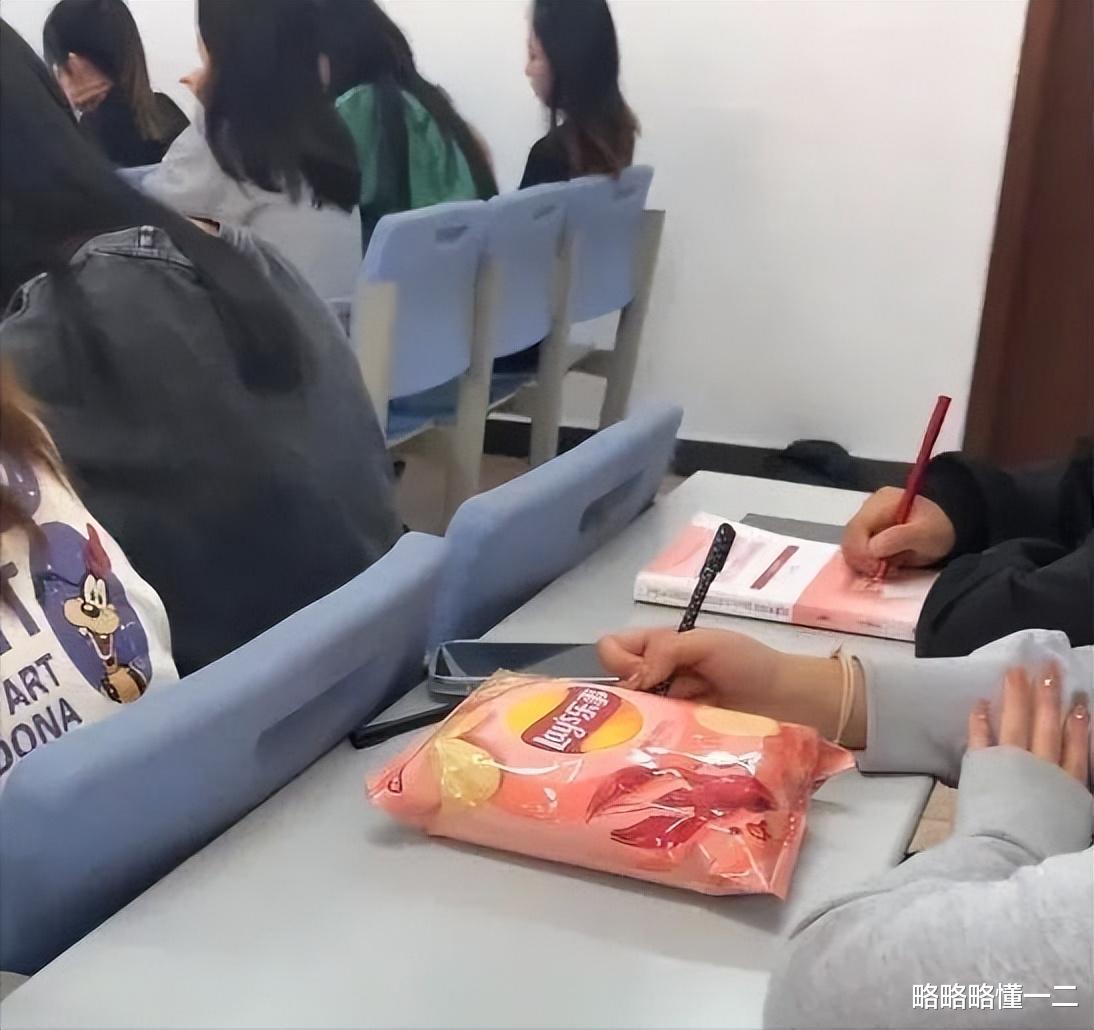 上课主打“陪伴”的大学生忘带笔了, 那是相当敷衍, 拿勺的过分了