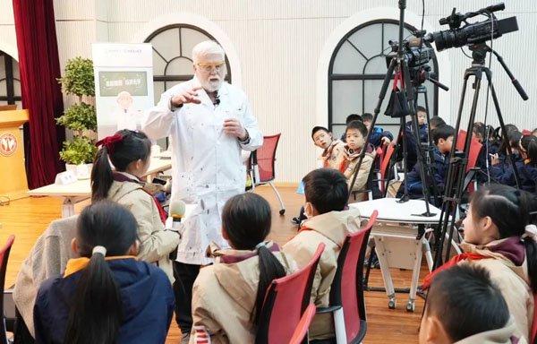 给小学生上堂“化学课” 戴伟博士在静安一中心小学的科普讲座“沸腾了”