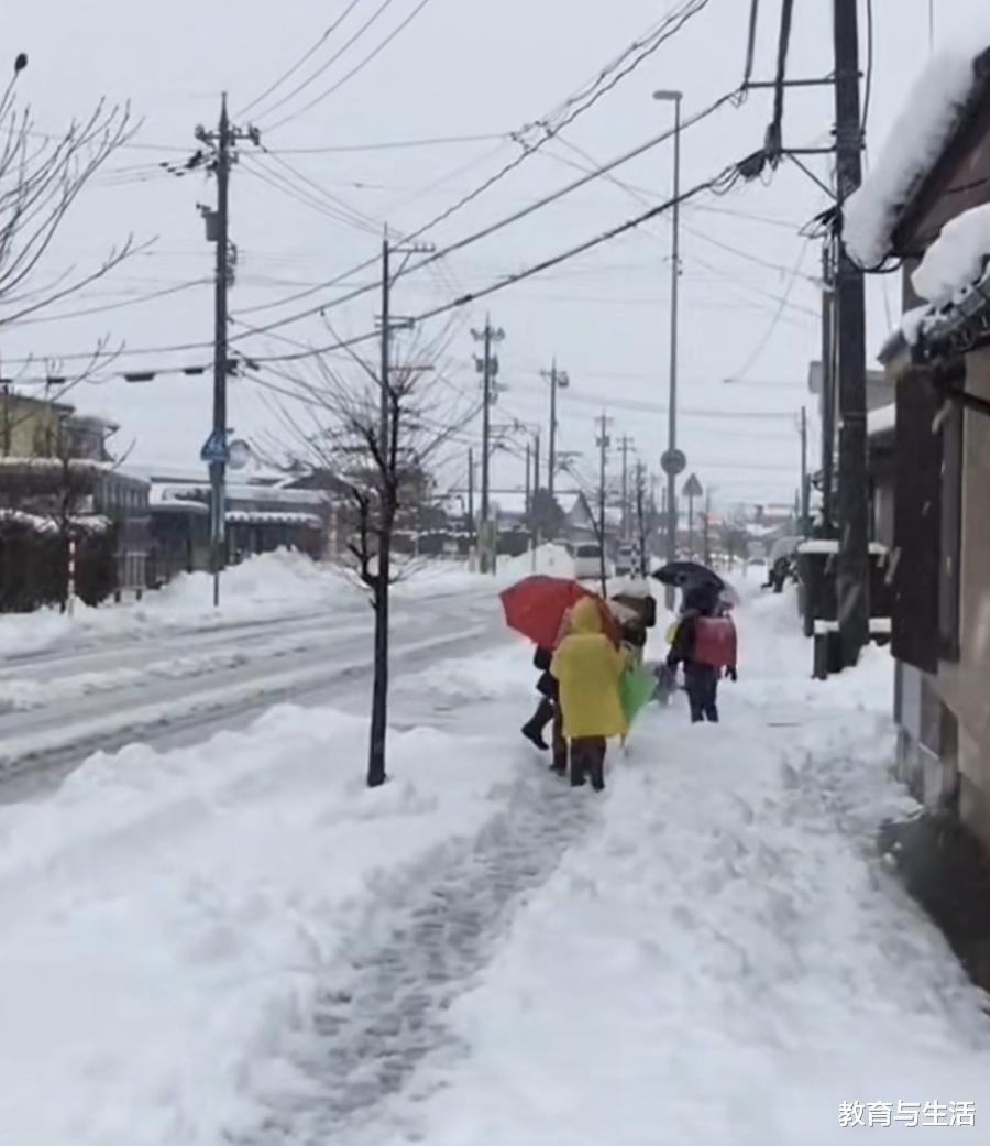 大雪天日本小学停不停课? 学生上下学家长接送吗?