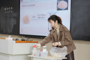 好评! 衢州这名高中老师把学校食堂的银耳搬进课堂检测二氧化硫