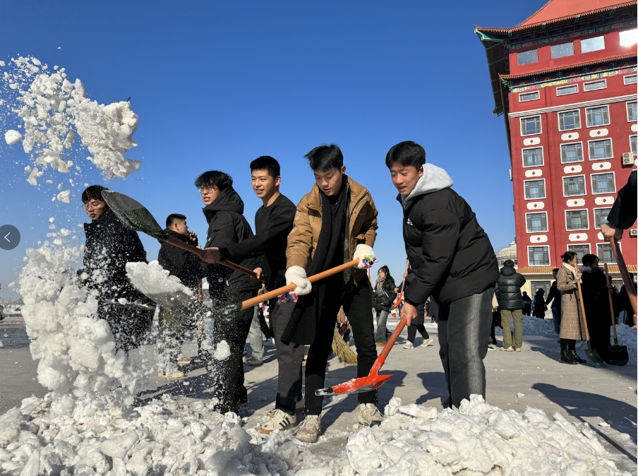 一场生动的劳动教育课为河北外国语学院师生出行铲出“平安路”“温暖路”。