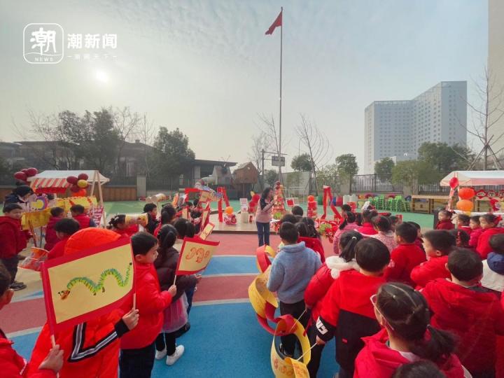 年是什么味道的? 幼儿园举办美食节, 孩子们边吃边迎新年