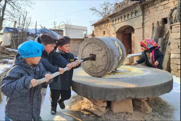 陕西绥德：萌娃巧手做油糕 乐享美食迎新年