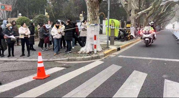 崇明警方风驰电掣 只为考生顺利参考