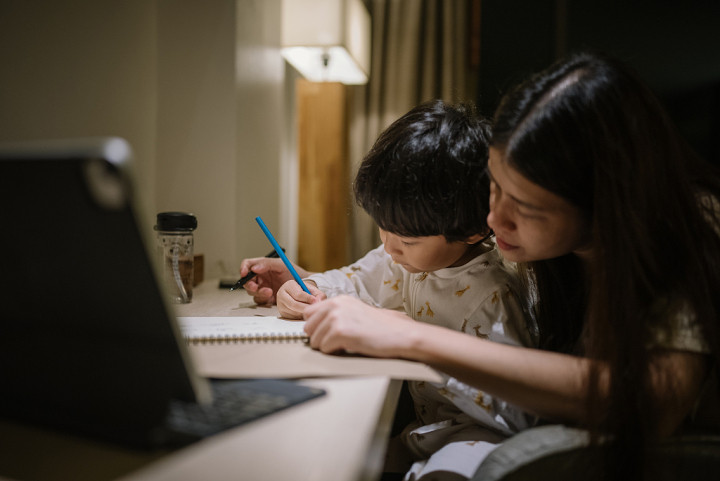 “讲了这么多遍咋还错? ”教师妈妈辅导完作业, 转头就进了医院