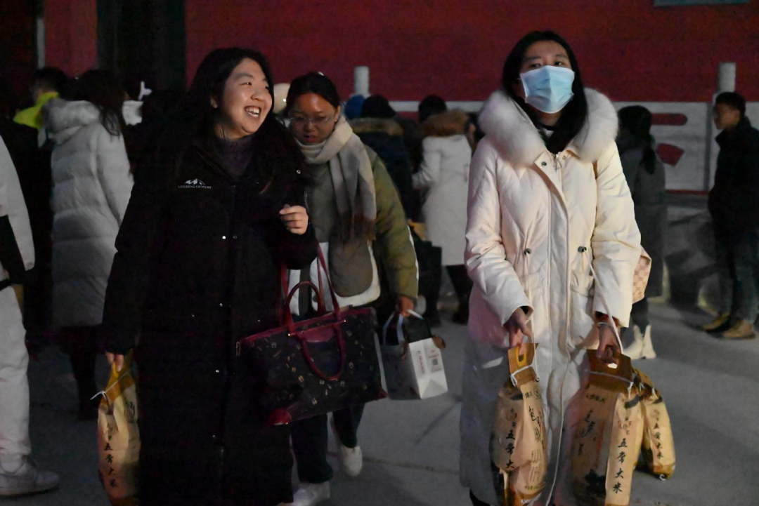 河北外国语学院为教师发大米, 提前祝大家新年快乐!