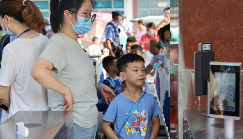 寒冷冬日, 学生在校门外等候, 家校合作的平衡与沟通之道