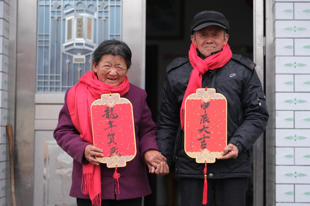 毛笔写下祝福、相机定格笑脸, 湖大研究生支教团与村民共迎新年