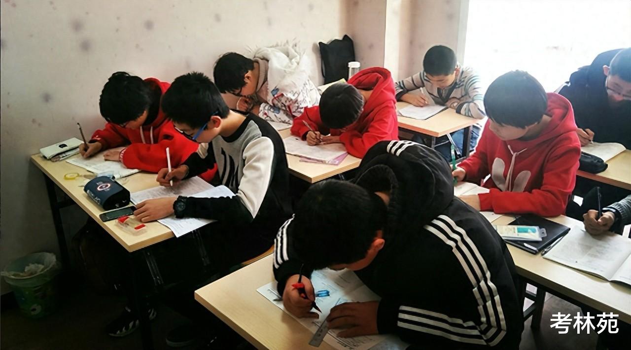 哈尔滨几百名家长“围攻”学校, 要求补课: 学校妥协, 免费补2周
