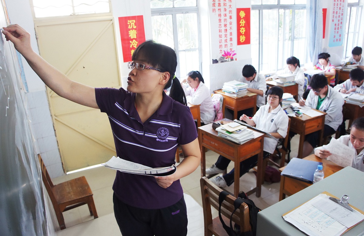 教师薪资再掀风波! 官方发布新通知, 收入差距再次被拉大, 众人瞩目!