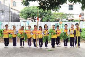 珠海一小学给学生发蔬果粮食作“年终奖”, 校长: 去年收成1600余斤, 都是学生栽种