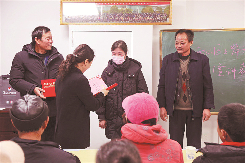 马鞍山市雨山区: 新年伊始 他们拿到人生首笔“奖学金”