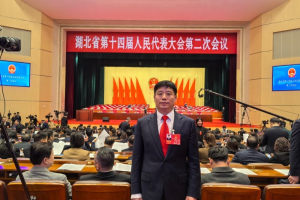 孙东林代表: 加强中小学生革命传统教育