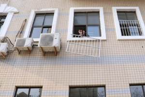 北京石景山一学校教学楼有逃生“拦路虎” 已在消防部门指导下拆除