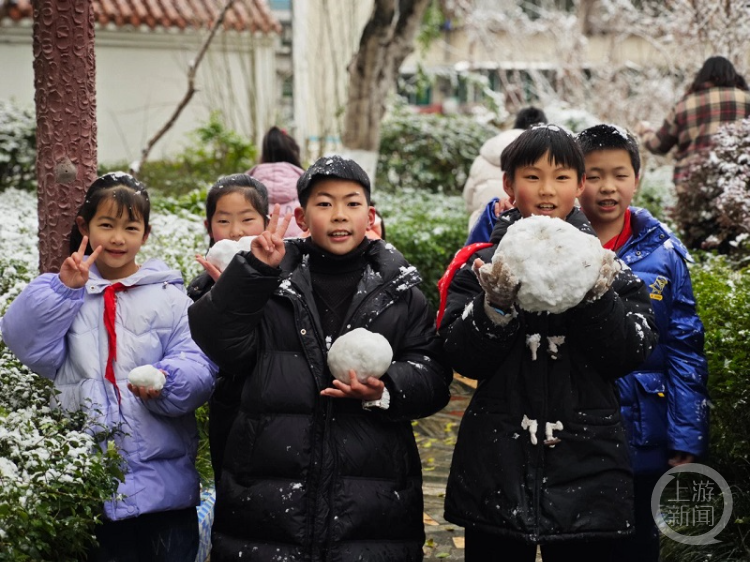 朝会课改耍雪去! 这所小学的孩子们玩嗨了