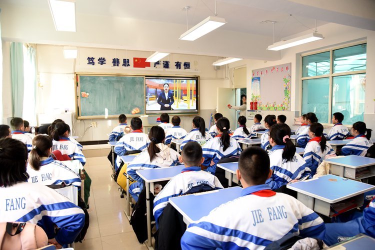 着眼科技 放飞未来 ——解放大路小学2023—2024学年度第二学期“开学第一课”