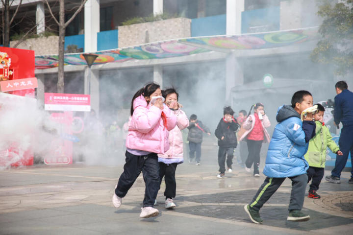 97个班4300余名师生模拟演练 “火焰蓝”进校园上好安全“第一课”