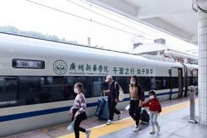 来看别人家的高铁“校车”! “广州新华号”温暖学子归途