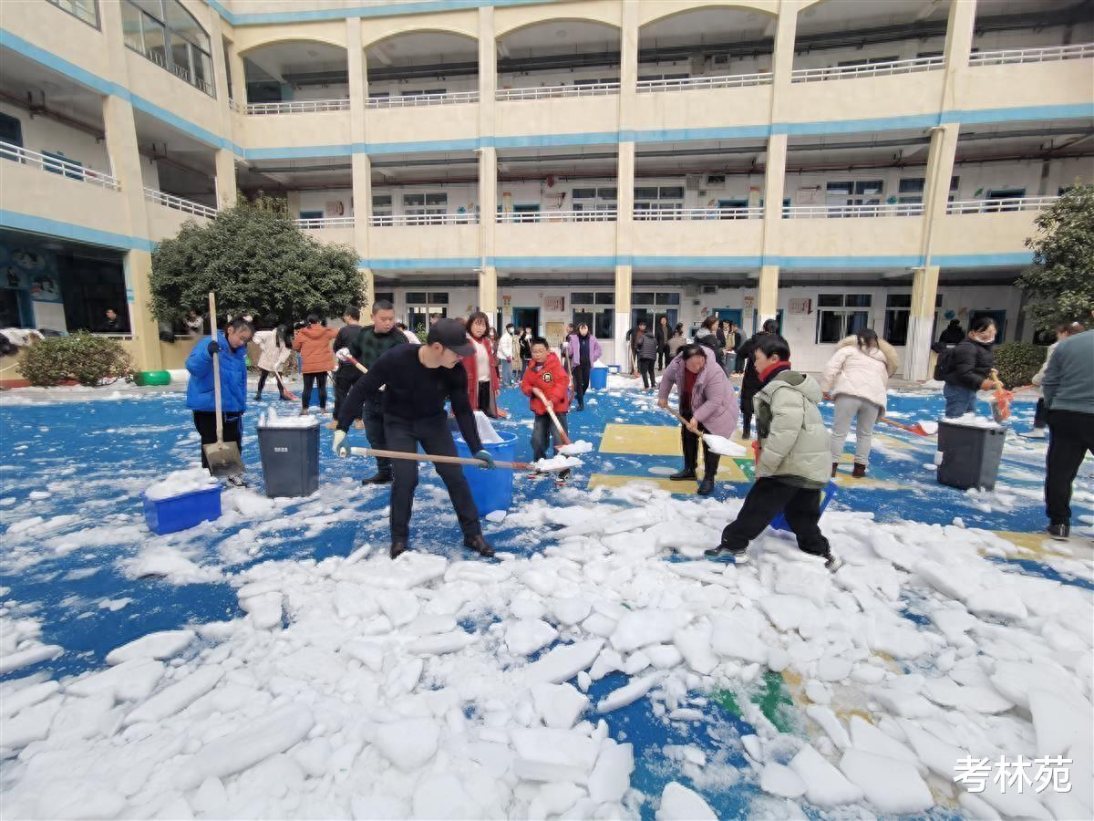 学校通知家长开学前到校扫雪、打扫卫生, 家长质疑: 凭什么?