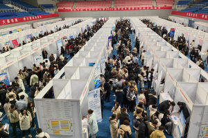 北京科技大学举办春季大型综合双选会, 352家企业揽才
