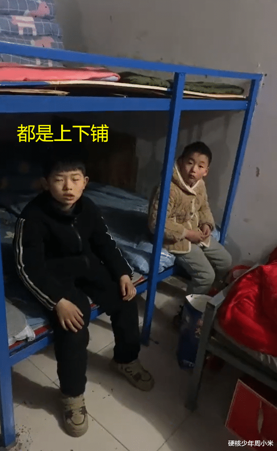 河南一家长送孩子去学校寄宿, 几十个孩子住一个宿舍: 离开时哭了