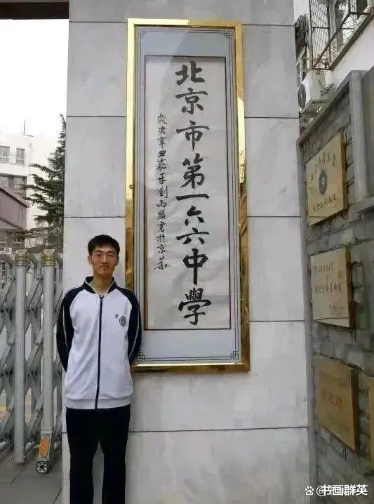 北京一名
学生, 因为自己的名字而火了, 他的字迹那么的漂亮